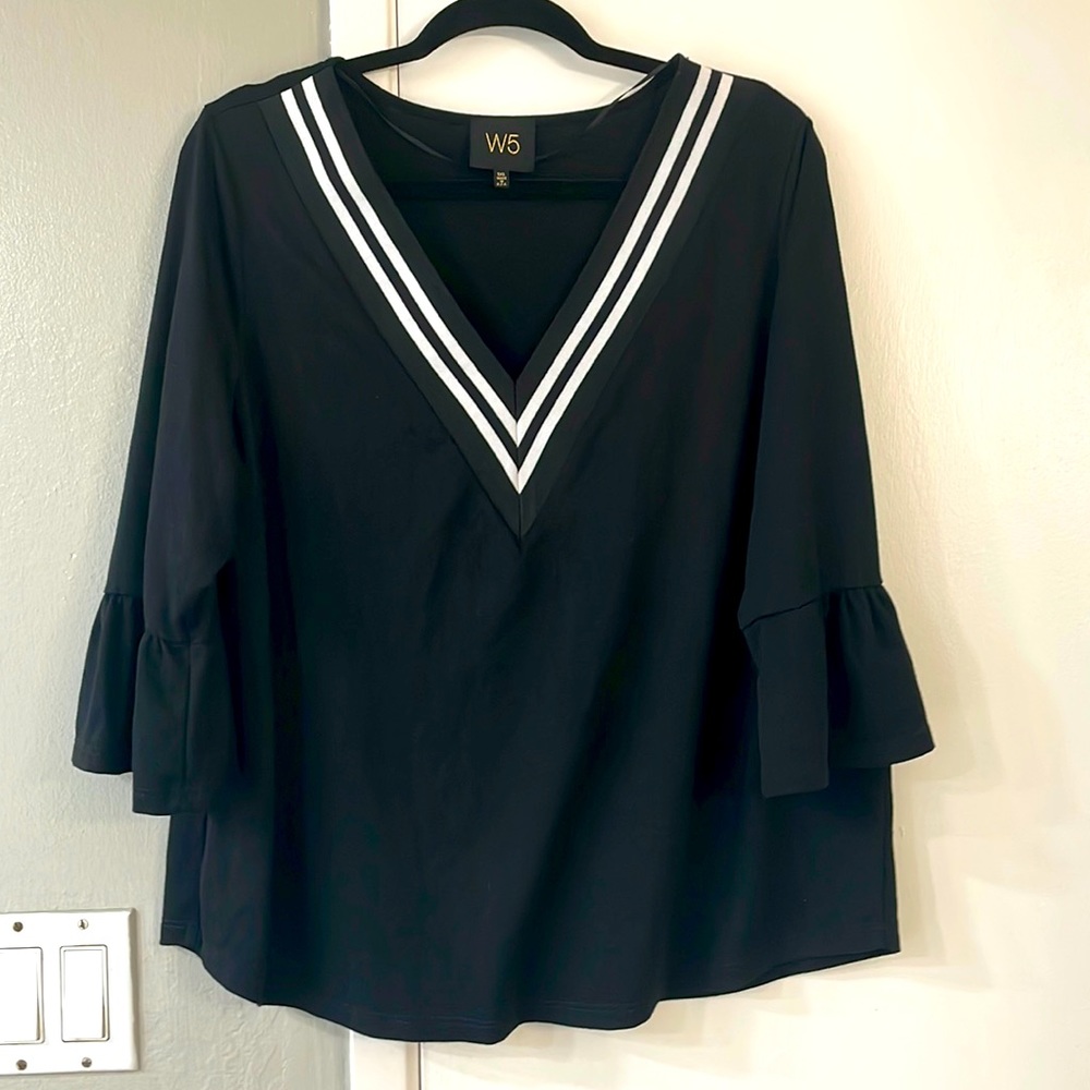 Black  white bell sleeve W5 V-neck sweater 1X NWOT